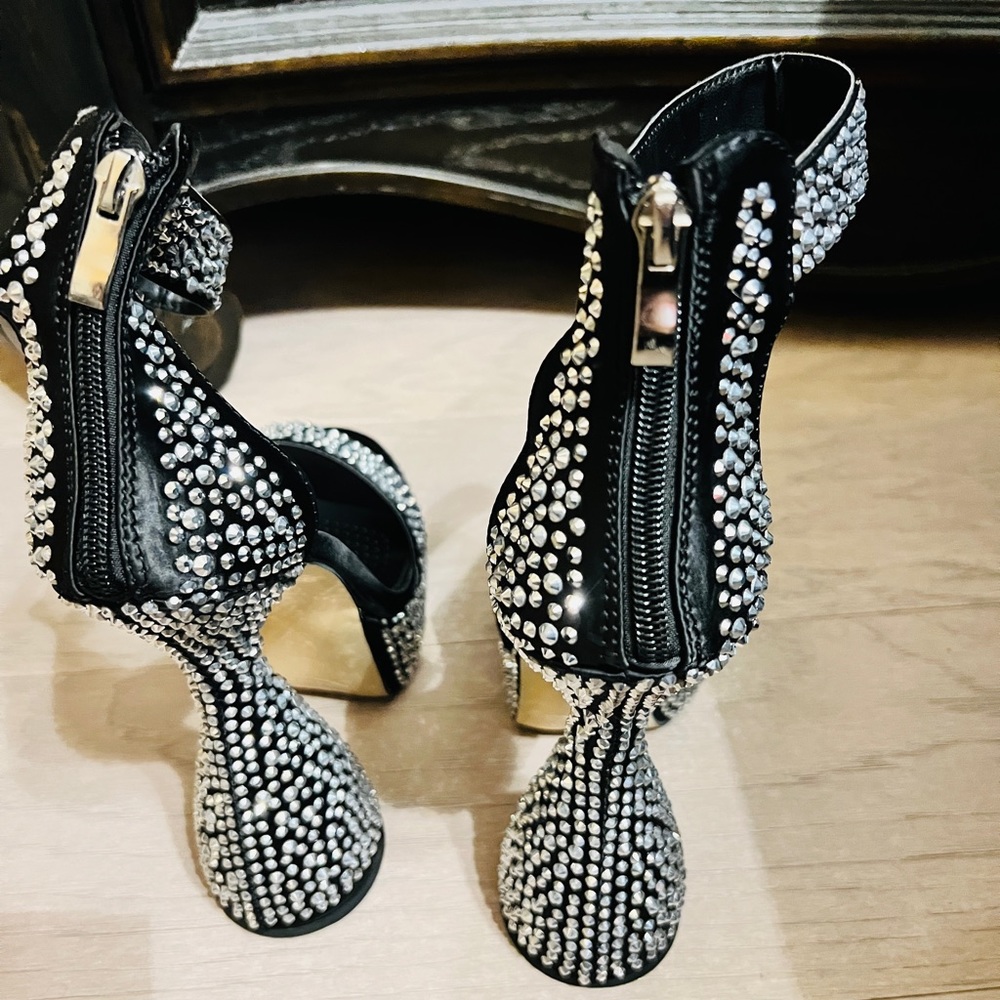 Black Studded Platform Heels. Size 8. Heel height 6 1/2’’. NWT. Original box - Picture 5 of 9